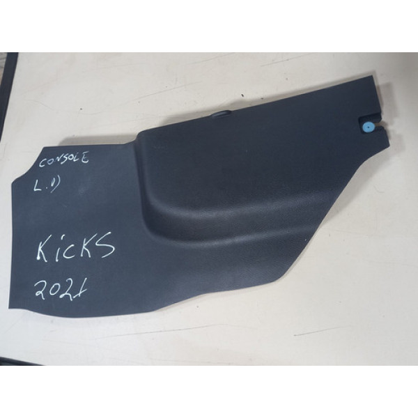 Acabamento Lateral Direito  Console Central  Kicks 2021